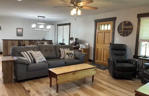Maysville Sonstige | Relax after boating Lake Cumberland or enjoying Somernites Cruise In with the whole crew at our picturesque 100 acre Farm!