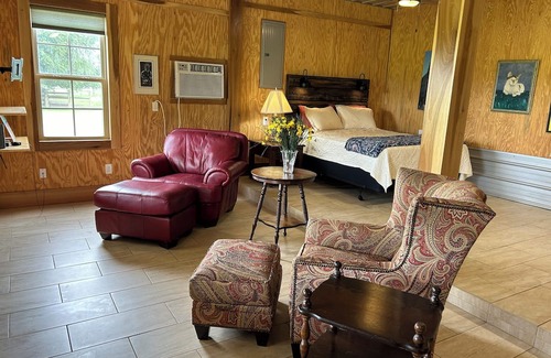 Perkinston Haus | Charming barn apartment located at Stonnington Farm in Perkinston.