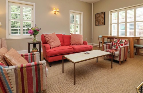 Sutton on the Forest Hütte | CHAUFFEURS COTTAGE, pet friendly, with open fire in Huby