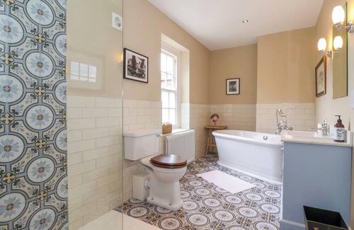 Sutton on the Forest Hütte | CHAUFFEURS COTTAGE, pet friendly, with open fire in Huby