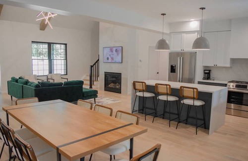 Marlboro Haus | The Noir House: modern new construction in the heart of Hudson Valley