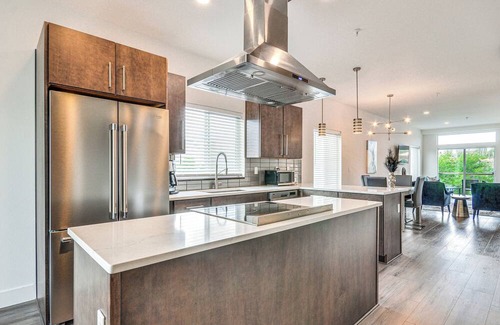 Lyle Haus | Oregon Retreat w/Balcony: Steps to Columbia River