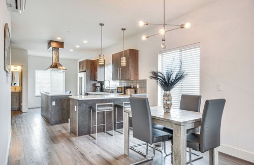 Lyle Haus | Oregon Retreat w/Balcony: Steps to Columbia River