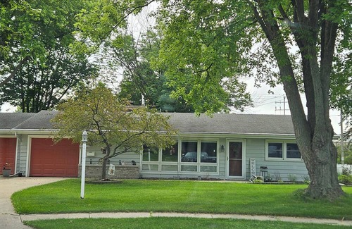 Mukwonago Haus | Charming 2-bedroom house in tranquil Mukwonago . 25 min to downtown Milwaukee.