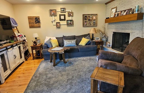 Mukwonago Haus | Charming 2-bedroom house in tranquil Mukwonago . 25 min to downtown Milwaukee.