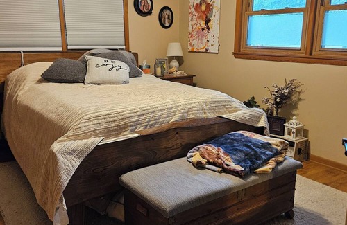 Mukwonago Haus | Charming 2-bedroom house in tranquil Mukwonago . 25 min to downtown Milwaukee.