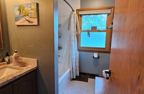 Mukwonago Haus | Charming 2-bedroom house in tranquil Mukwonago . 25 min to downtown Milwaukee.