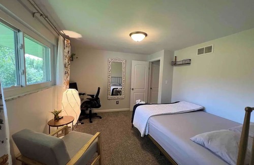 Canton Sonstige | Charming farmhouse ranch - private 2 bed 1 bath - slice of home - shared spaces