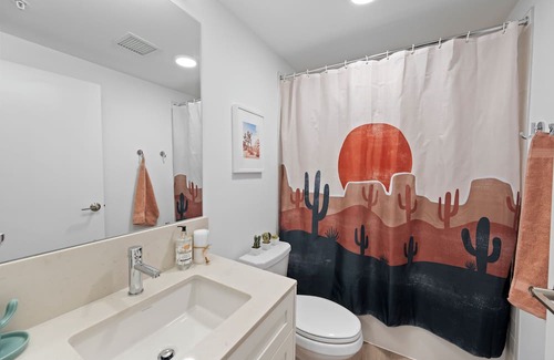 Crescent Heights Wohnung | "Baja Blast" 2BR |Mins to Saddledome | Rooftop Patio