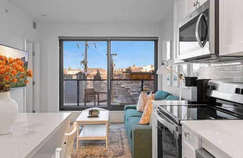 Crescent Heights Wohnung | "Baja Blast" 2BR |Mins to Saddledome | Rooftop Patio