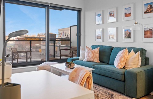 Crescent Heights Wohnung | "Baja Blast" 2BR |Mins to Saddledome | Rooftop Patio