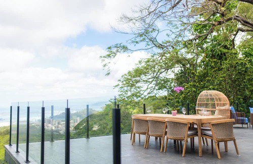 Manoa Haus | Tropical Jungle Ocean View Guest House