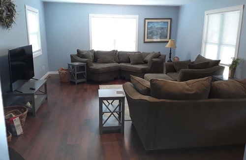 Waterloo Haus | Charming 3-bedroom house in beautiful Waterloo with WiFi, AC. Near many wineries