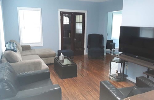 Waterloo Haus | Charming 3-bedroom house in beautiful Waterloo with WiFi, AC. Near many wineries