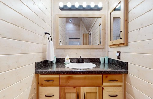Paige Haus | Cozy cottage with private pond, covered deck, + wifi