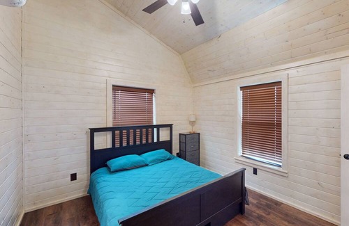 Paige Haus | Cozy cottage with private pond, covered deck, + wifi