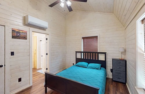 Paige Haus | Cozy cottage with private pond, covered deck, + wifi