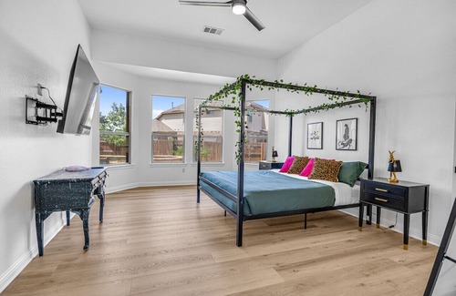 Georgetown Haus | Spacious high ceilings, a refreshing pool, and a BBQ area. Just 30 mins from Austin,