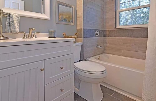 Warwick Haus | Cozy casa in RI. 15 mins from Providence & 5 from airport. Enjoy the summer here
