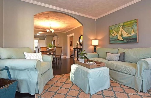 Warwick Haus | Cozy casa in RI. 15 mins from Providence & 5 from airport. Enjoy the summer here