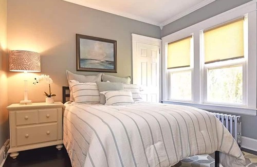 Warwick Haus | Cozy casa in RI. 15 mins from Providence & 5 from airport. Enjoy the summer here
