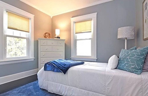 Warwick Haus | Cozy casa in RI. 15 mins from Providence & 5 from airport. Enjoy the summer here