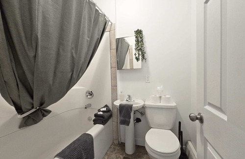 Moose Jaw Wohnung | Best Airbnb in MJ Sleeps 2 Parking Coffee