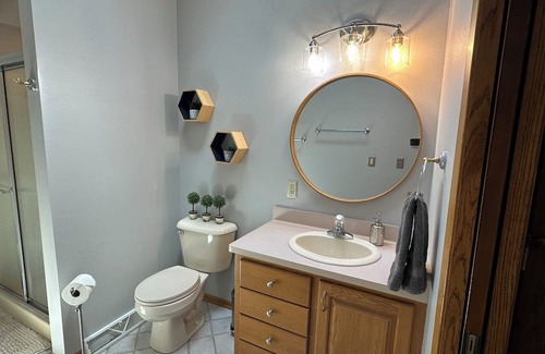 Oak Creek Haus | RNC accommodating & spacious home with pool 15 minutes from downtown Milwaukee.