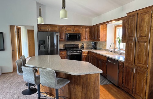 Oak Creek Haus | RNC accommodating & spacious home with pool 15 minutes from downtown Milwaukee.