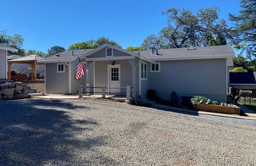 Penryn Hütte | Penryn Farmhouse Cottage located within close proximity to everything.