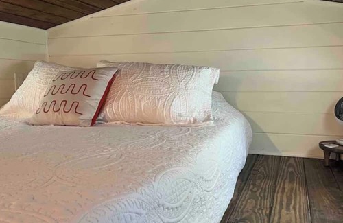 Ririe Wohnmobilvermietung | Reconnect with nature and create memories at River Rowed Tiny Home.