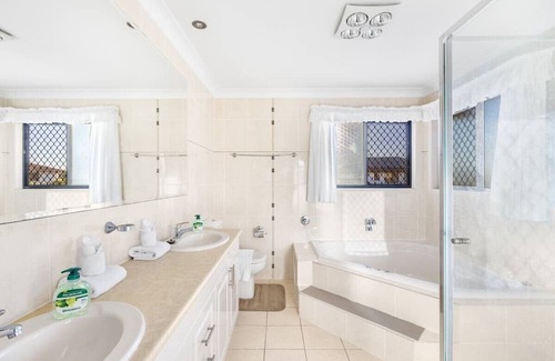 Stretton Haus | 5 BR family house close to Highway and mall