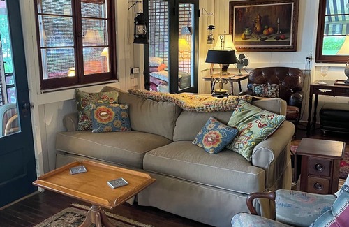 Cazenovia Hütte | Beautiful Watefront Camp for Rent on Cazenovia Lake. Sleeps 12. Dock/Rafts.
