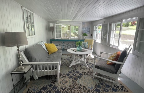 Greene Hütte | Rustic cottage surrounded by trees, overlooking a creek.
