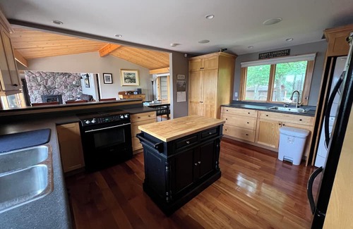 The Archipelago Hütte | Beautiful lakefront Georgian Bay Cottage in Pointe Au Baril, Family friendly