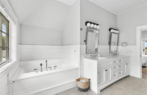 Wainscott Haus | South of the Highway Wainscott - Modern FarmHouse...Walk to the Beach
