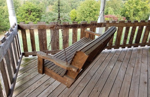 Palestine Haus | Serenity Ridge Relaxing family getaway with a view.