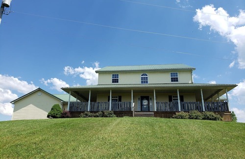 Palestine Haus | Serenity Ridge Relaxing family getaway with a view.