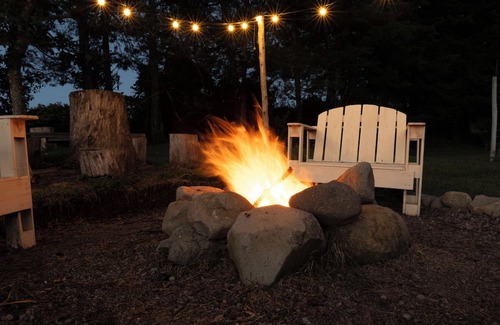 Roble Hütte | Tranquil Retreat with Stunning Views and Cozy Fireplace