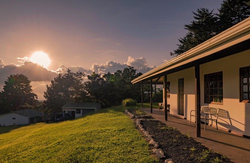 Roble Hütte | Tranquil Retreat with Stunning Views and Cozy Fireplace