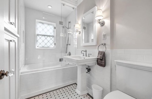 Fox Point Haus | Beautiful Home on Lake Michigan in Fox Point with Pool.