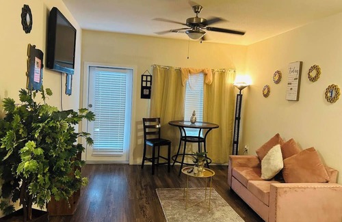 Texas City Wohnung | Seaside Serenity near Galveston with pool & Parking