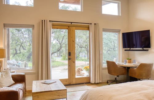 West Oak Hill Hütte | Serene studio nestled in nature