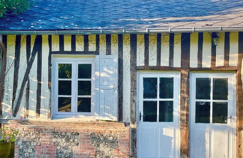 Bernay Haus | Cottage in the Normandy countryside with its apple trees