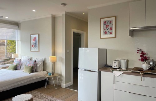 Duncan Sonstige | Large beachside Homestead, private apartments, fireplace, 3 min walk to beach.n