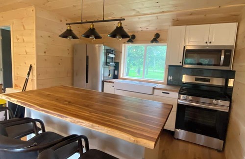 Burnt River Kabine | Newly renovated cozy cabin on beautiful river with great swimming and kayaking