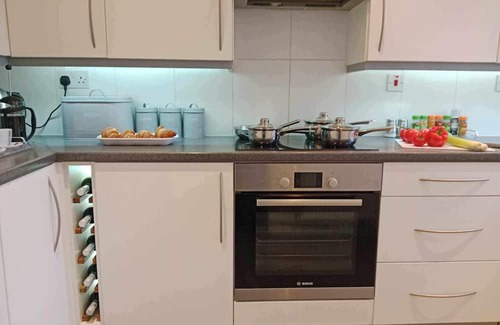 Aylesbury Haus | Monmouth House Aylesbury Premier Quality Accommodation Sleeps Up to 6 Guests