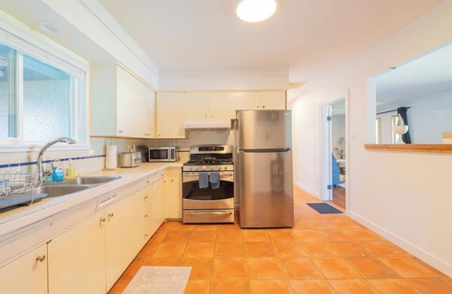 South Surrey Haus | Chic Private Modern Home with All Amenities: Your Perfect Getaway!