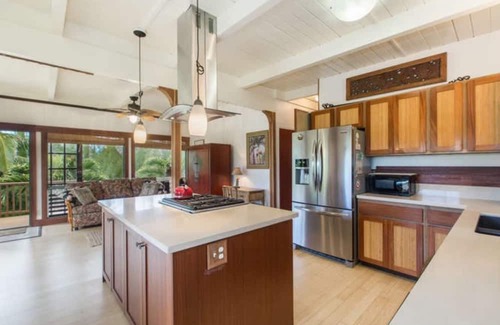 Wainiha Haus | Beachfront Pool, Hot Tub, ocean & Mt Views 2 bd 2 br + Lanai Bali bed Peaceful
