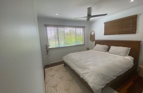 Redcliffe Haus | Chálǐ·hālǐ Abode - Pet friendly, 400m to beach